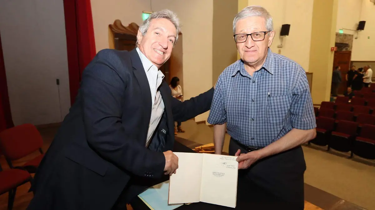 FOTO PRINCIPAL Jaime Font firmando libros